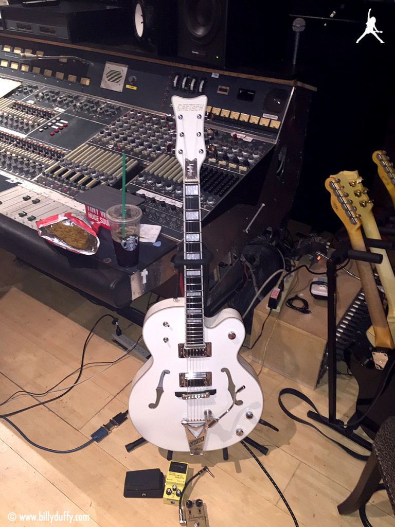 GRETSCH G7593T BILLY DUFFY FALCON in the studio