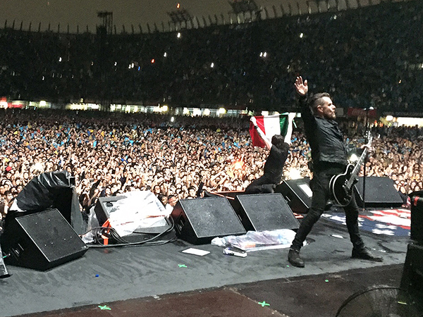Billy Duffy onstage in Mexico City