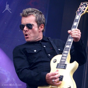 Billy Duffy with his Blonde Gibson Les Paul