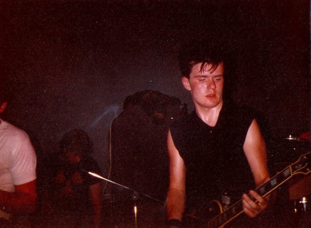 Billy Duffy with a black Les Paul in Theatre of Hate