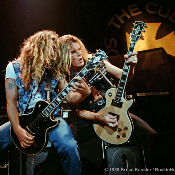 Billy Duffy with Steve Jones from the Sex Pistols onstage with The Cult, 1989.