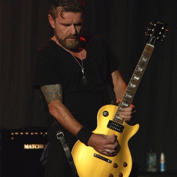 Billy plays ‘Electric’ on his Gibson ‘Gold Top’ Les Paul
