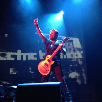 Billy Salutes the crowd in Vegas