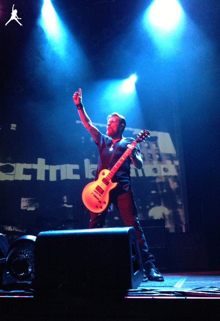 Billy Salutes the crowd in Vegas