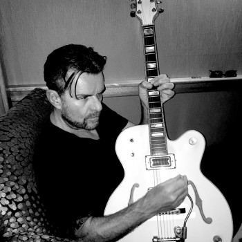 Billy Duffy with Gretsch White Falcon in a comfy chair!