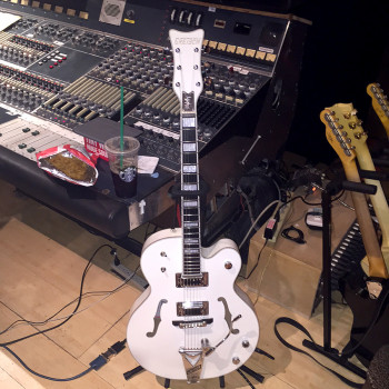 GRETSCH G7593T BILLY DUFFY FALCON in the studio