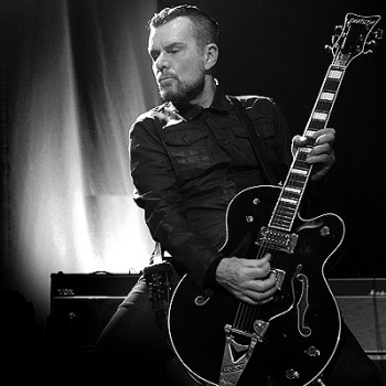 Billy Duffy live with his Gretsch Black Falcon